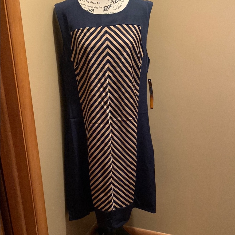NWT ILE New York - Navy/Taupe dress. Size 16 sleeveless (265)